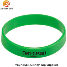 Wristband verde del silicio para los adultos con escrito
