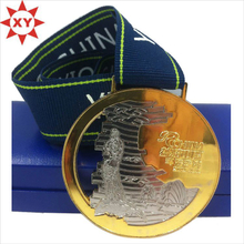 Medalla de oro cortada aduana con la cinta de la medalla para el deporte