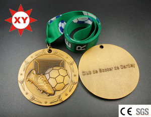 medalla de oro del balompié 3D con la cinta de la insignia
