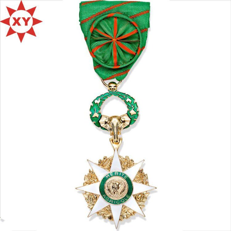 Las medallas calientes de la estrella de la venta platearon el oro con la cinta hecha a mano de la manera